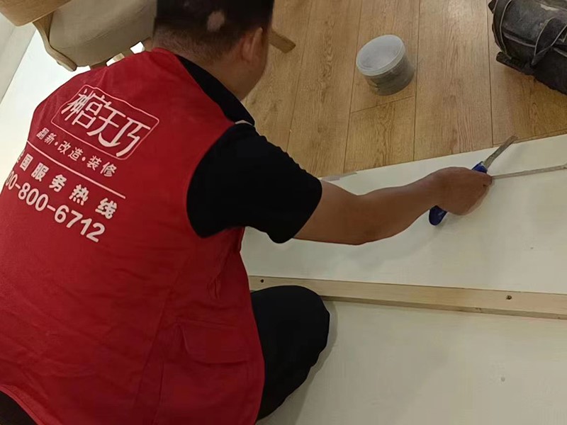舊地板掉漆、劃痕、坑洼怎么辦？老房子地面簡單翻新方法介紹(圖1)